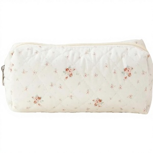 Graziosa Mini Borsa <span class=keywords><strong>Trapuntata</strong></span> per Trucchi, Leggera e Floreale, per Organizzare Cosmetici da Viaggio (Piccoli Fiori) - Product Image 1