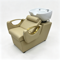 Fauteuil de lavage de luxe pour salon de coiffure, en cuir PU beige, avec accoudoirs dorés et bac en céramique blanc