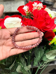 สร้อยข้อมือประดับลูกปัดโรสควอตซ์สีชมพูอมเทา ดีไซน์หรูหรา สร้างสรรค์ด้วยคริสตัลสีชมพูอ่อน งานแฮนด์เมด เหมาะเป็นของขวัญสำหรับผู้หญิงและเด็กผู้หญิง - Product Image 1
