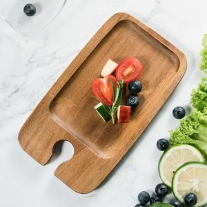 Plateau de service en bois Mu Yujia avec porte-verres à vin, planche à découper multifonctionnelle pour le service des aliments et les pique-niques - Product Image 3