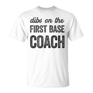 T-shirt Dibs On The First Base Coach pour les fans et les entraîneurs de baseball - Product Image 3
