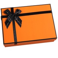 Boîte cadeau rigide magnétique en papier enduit orange de luxe avec matériaux recyclés pour chaussettes, emballage personnalisé avec logo
