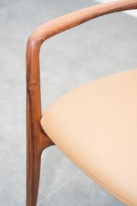 Chaise de salle à manger scandinave moderne avec structure en bois massif et coussin rembourré en cuir pleine fleur, mobilier de salle à manger élégant pour PISANO - Product Image 4