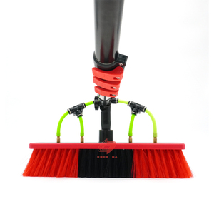 Palo telescopico leggero con spazzola rotante e sistema alimentato ad acqua, per una pulizia facile ed efficiente del pannello solare a terra sul tetto. - Product Image 1