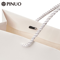 Sac cadeau en papier beige horizontal de luxe PINUO avec poignée en corde torsadée, logo personnalisé imprimé, sac de shopping pour emballage de bijoux