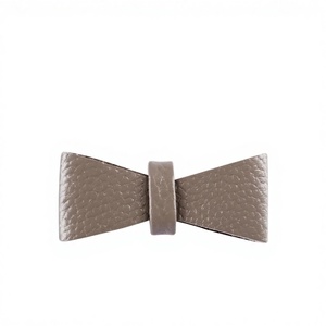 Nœud papillon pour chien en cuir pleine fleur souple, fait main, authentique et mignon - Cadeau de haute qualité pour chiots garçons et filles, marron - Product Image 1