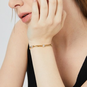 Nouvel Arrivage Tendance Bracelet Unisexe en Laiton Plaqué Or PVD 18 carats avec Breloque Zircon Géométrique, Design Minimaliste, Chaîne Cubaine Fine, Rhodium - Product Image 3