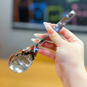 Cuchara para sopa de acero inoxidable con diseño de orificios de filtro para uso en la cocina - Product Image 3