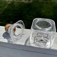 Vente en gros Bouteilles en verre transparentes, carrées, plates et avec logo personnalisé, estampées à chaud pour vodka Gin Whisky Spiritueux Mini Tequila