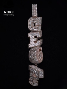 <span class=keywords><strong>Pendentif</strong></span> vertical personnalisé en <span class=keywords><strong>or</strong></span> rose 10K avec <span class=keywords><strong>initiale</strong></span> ou nom, serti de diamants de laboratoire taillés irrégulièrement de 3 pouces - Product Image 1
