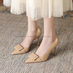 Vente en gros usine de talons pour femmes - Escarpins de soirée à bout pointu en cuir verni nude avec nœud - Product Image 2