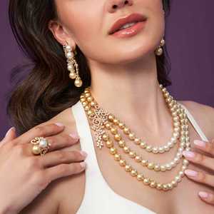 סט תכשיטים יוקרתי 4 חלקים לבן וזהב, שרשרת, עגילים, צמידים וטבעת לנשים עם פנינים מלאכותיות וזירקון - Product Image 2