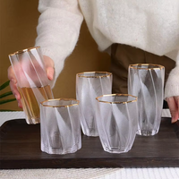 Nouvelle conception, verre à boisson simple et moderne, verre à cocktail, verre à eau rayé cyclonique transparent pour la maison avec bord doré