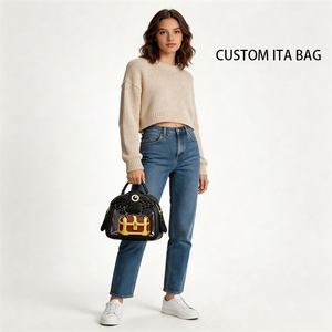 Bolso bandolera gótico personalizado con forma de cuervo, diseño irregular y novedoso, con ventana transparente para exhibir pines y insignias de anime. - Product Image 4