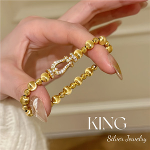 Pulsera de Perlas con Hebilla de Herradura KING Silver Jewelry, Plata de Ley S925 Chapada en Oro, Pulsera de Moda para Mujer - Product Image 3