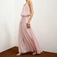 Ensemble 2 pièces en mousseline rose : Crop top à fines bretelles et jupe longue froncée fluide – Tenue idéale pour invitée de mariage ou soirée cocktail estivale