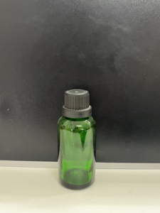 Flacon d'huile essentielle de 5 ml, corps en verre noir et vert, bouchon à vis blanc avec fonction antivol, sérigraphie - Product Image 3