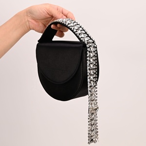 Nuova Borsa a Tracolla Nera in Raso con Nappa di Cristalli + Set di Gioielli con Strass Abbinati in Omaggio - Elegante Pochette da Sera per Feste e Matrimoni - Product Image 6