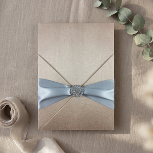 Porta Menús de Seda con Logotipo Personalizado Prestige Creations, Modelo DW529, para Recepción de Bodas y Tarjetas de Invitación - Product Image 3