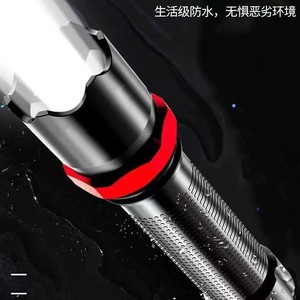 Lampe torche LED rechargeable noire avec cercle rouge, idéale pour le camping et les situations d'urgence en extérieur - Product Image 4