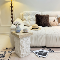 Table d'appoint moderne en fibre de verre travertin, support de fleurs de luxe en FRP, colonne de piédestal à texture de pierre, table d'appoint pour hôtel et villa