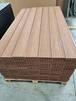 Hochwertiger neuer Holzkunststoff-Verbund deck boden Chinas modernes Außen deck Doppelseitige Schlitz loch platte Wasserdichte Funktion