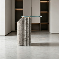 Table d'appoint en verre et travertin cannelé de luxe Dream Home, table d'appoint sculpturale moderne en pierre naturelle pour les espaces de vie contemporains