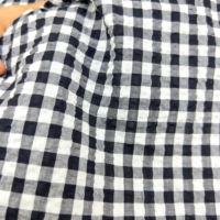 Tissu Seersucker en Coton Teint Fil à Carreaux Vichy Grande Échelle Noir et Blanc 80S 85GSM Froissé En Stock