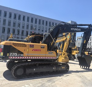 Excavadora hidráulica de cadenas HYUNDAI 220LC-9S usada con mínimas marcas de desgaste, calidad superior y precio favorable en venta. - Product Image 1