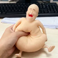 Rene Ren ist eine lustige, kahlköpfige, abgeschrumpfte Figur, ein stressabbauendes Spielzeug, eine lustige Puppe mit einem klebrigen und fröhlichen Lächeln, eine hässliche Puppe.