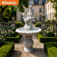 Fontaine en marbre naturel sculptée à la main avec deux chérubins et bassin en coquille, pour jardin extérieur, villa et décoration de cour.