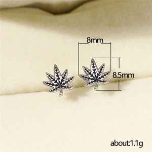 Orecchini a Perno Vintage a Forma di Foglia d'Acero per Donne, Accessori di Moda in Tono Nero Anticato per Uso Quotidiano - Product Image 5