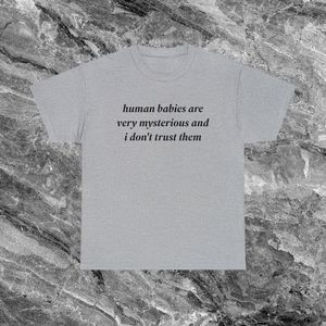 Camiseta con estampado de bebés humanos misteriosos y no confiables, camiseta promocional de algodón unisex con cuello redondo y manga corta para adultos - Product Image 1
