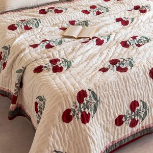 Couette en coton à motif floral Dahlia rouge, imprimé blocs réversible blanc neige, style Jaipuri Razai, pour lit Queen et King - Product Image 3