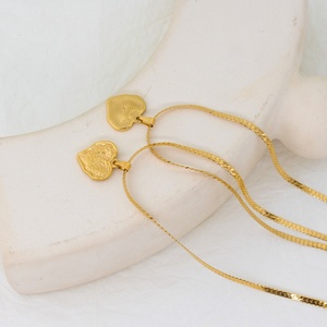 Collares de Acero Inoxidable con Baño de Oro de 18k, Colgante de Corazón Grabado, Cadena Espiga, Joyería Minimalista y Delicada para Uso Diario para Mujer - Product Image 5