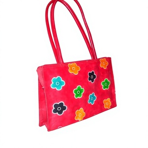 Sac fourre-tout Lowell Craft en PU rouge avec motif floral coloré, sac à main décontracté pour tous les jours, fermeture à glissière, doublure en coton - Product Image 1