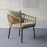 Ensemble de salon de jardin moderne en osier 5 pièces avec causeuse, fauteuils et table basse ovale en verre pour patio et jardin