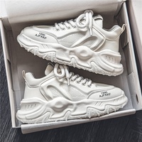 Chaussures décontractées pour hommes style Hong Kong, nouvelle collection printemps, blanches, à lacets, en PU, antidérapantes, durables, style papa coréen, légères et polyvalentes