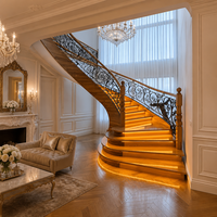 Escalier en colimaçon pour villa, manoir, intérieur, hall à double hauteur, escalier en bois courbé avec rampe en métal