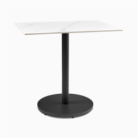 Table de salle à manger carrée blanche de luxe moderne avec des accents d'or pour le restaurant