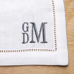 Servilletas de Algodón Personalizadas con Monograma, Cuadradas, Bordadas, Decoración Clásica para Mesa, Hechas a Mano, Blancas y Azul Marino - Product Image 2