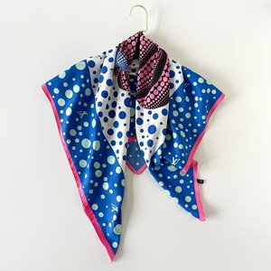 Pañuelo Cuadrado de Seda Satinada con Estampado Digital de Puntos Vibrantes Azules y Rosas para Decoración de Bolsos de Mujer - Product Image 6
