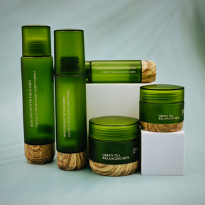 زجاجة مستحضرات تجميل خضراء غير شفافة بقاع خشبي زجاجة بلاستيكية - Product Image 2