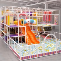 Équipement de jeu intérieur commercial pour enfants : structure blanche à trois niveaux, triple toboggan ondulé, piscine à balles, obstacles suspendus et filets de cordes
