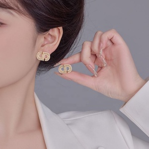 Boucles d'oreilles clous en zircon plaqué or, style géométrique, luxe léger, haut de gamme, tempérament français, tendance, simples, polyvalentes, exquises et de niche - Product Image 2