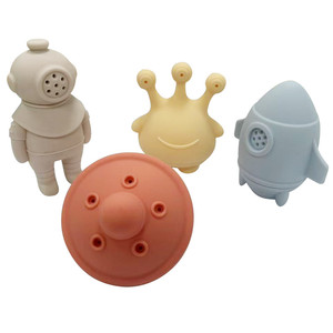 Nouveau jouet de bain personnalisé pour bébé, poupée de dessin animé pulvérisatrice d'eau, jouet de bain en silicone pour enfants - Product Image 1