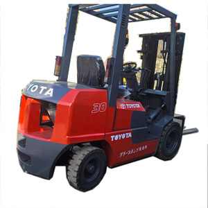 Chariot élévateur Toyota 8FD d'occasion, 3 tonnes, mât 3 étages, moteur diesel, faible nombre d'heures, hauteur de levage 4500 mm, boîte de vitesses, moteur, roulement, bien entretenu - Product Image 1