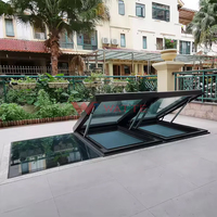 Toit ouvrant en verre et aluminium motorisé électrique avec un design moderne, isolation thermique et ventilation, ouverture supérieure étanche