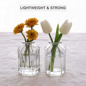 Ensemble de mini-vases à fleurs en verre pressé et gaufré, mini-vases à fleurs en verre transparent - Contient de l'eau pour mariage, anniversaire, baby shower, ou décoration de maison - Product Image 4