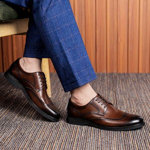รองเท้าหนังลำลองระบายอากาศสำหรับผู้ชาย ฤดูใบไม้ผลิ 2026 หนังวัวแท้ชั้นแรก แกะสลักลาย รองเท้าผู้ชายสำหรับธุรกิจและงานทางการ - Product Image 2